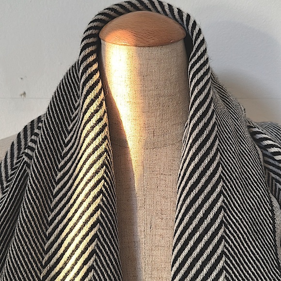 NWOT!!Beautiful Black and Cream Scarf /Wrap with Fringe - Picture 2 of 4